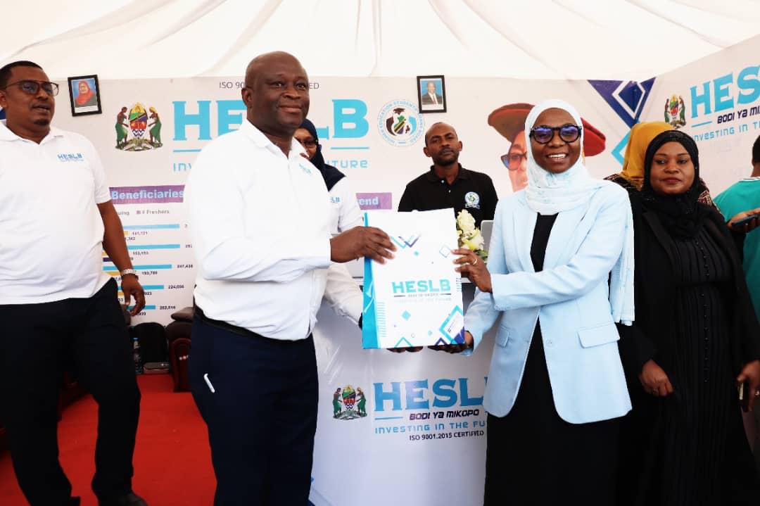 Waziri Lela Afunga Rasmi Maonesho ya Wiki ya Elimu Pemba